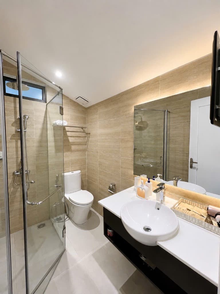 Phòng tắm áp mái hiện đại
